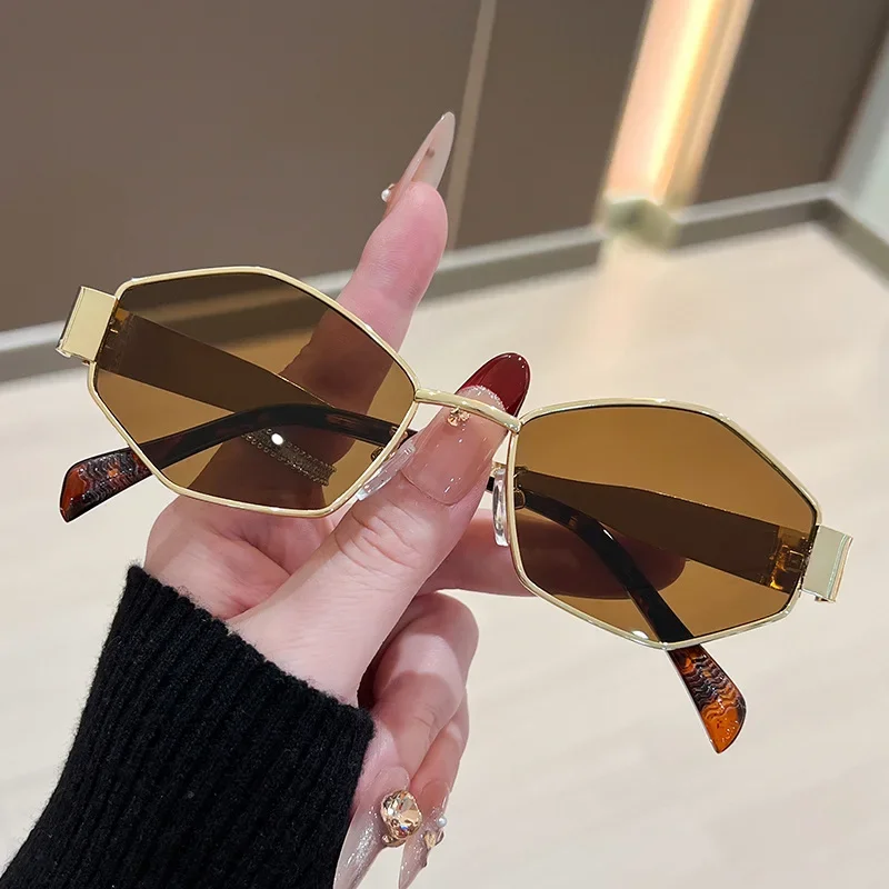 نظارات شمسية نسائية عصرية بتصم - مراجعة Designer Sunglasses وسعره